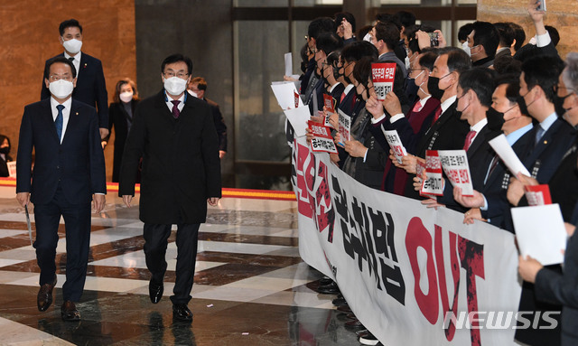 [서울=뉴시스] 전진환 기자 = 국민의힘 의원들이 9일 국회 본회의장 입구에서 공수처법 개정안 처리 등을 위해 본회의에 참석하는 여당 의원들을 향해 공수처법 저지 등이 적힌 손팻말을 들어보이고 있다. (공동취재사진) 2020.12.09. photo@newsis.com