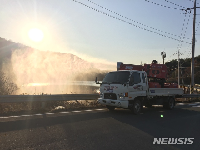 [창원=뉴시스] 경남 창원시 의창구 주남저수지 일대 방역 소독.(사진=경남도 제공) 2020.12.10. photo@newsis.com