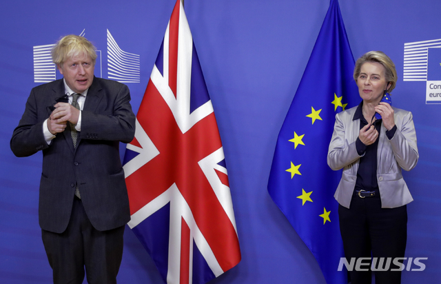 [브뤼셀=AP/뉴시스] 지난 9일(현지시간) 우르줄라 폰데어라이엔 유럽연합(EU) 집행위원장(왼쪽)과 보리스 존슨 영국 총리가 EU 본부가 있는 벨기에 브뤼셀에서 공동 기자회견을 열고 있다.  2020.12.10.