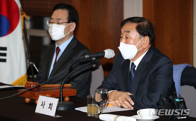 [서울=뉴시스] 박주성 기자 = 이재오 국민통합연대 중앙집행위원장이 10일 오전 서울 중구 한국프레스센터 외신기자클럽에서 열린 문재인 정권 폭정종식을 위한 정당·시민사회단체 대표자 연석회의에서 인사말을 하고 있다. 2020.12.10. park7691@newsis.com