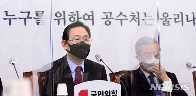 [서울=뉴시스] 전진환 기자 = 국민의힘 주호영 원내대표가 10일 오전 서울 여의도 국회에서 열린 비상대책위원회의에서 발언하고 있다.  (공동취재사진) 2020.12.10. photo@newsis.com