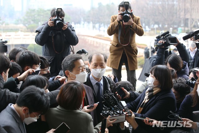 [과천=뉴시스]조수정 기자 = 윤석열 검찰총장 측 법률대리인인 이완규 변호사가 10일 오전 경기 과천 법무부 청사에서 열린 윤 총장의 징계위원회에 출석하며 취재진의 질문에 답하고 있다. 2020.12.10. (공동취재사진) photo@newsis.com