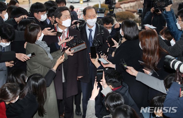 [과천=뉴시스]조수정 기자 = 윤석열 검찰총장에 대한 징계위원회가 열리는 10일 오전 경기도 과천시 정부과천청사 법무부에 윤석열 검찰총장 측 법률 대리인인 이완규 변호사가 청사로 들어서고 있다. 2020.12.10. (공동취재사진) photo@newsis.com