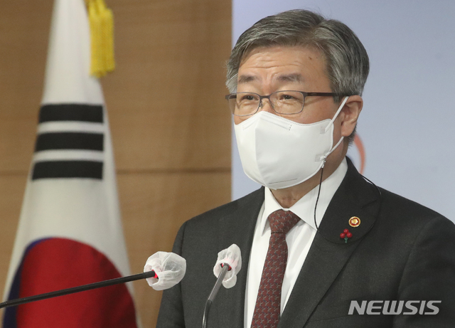 [서울=뉴시스]김명원 기자 = 이재갑 고용노동부 장관이 10일 오전 서울 종로구 정부서울청사 합동브리핑실에서 노동조합 및 노동관계조정법, 근로기준법, 고용보험법 등 노동관계법 개정관련 브리핑을 하고 있다. 2020.12.10. kmx1105@newsis.com