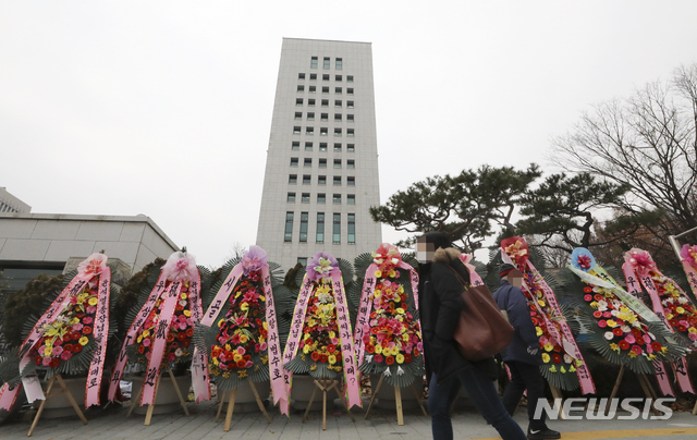 [서울=뉴시스]최진석 기자 = 법무부의 윤석열 검찰총장에 대한 징계위원회가 열리고 있는 10일 오전 윤석열 검찰총장이 출근한 서울 서초구 대검찰청에 앞에 윤 총장을 응원하는 화환이 놓여 있다. 2020.12.10. myjs@newsis.com