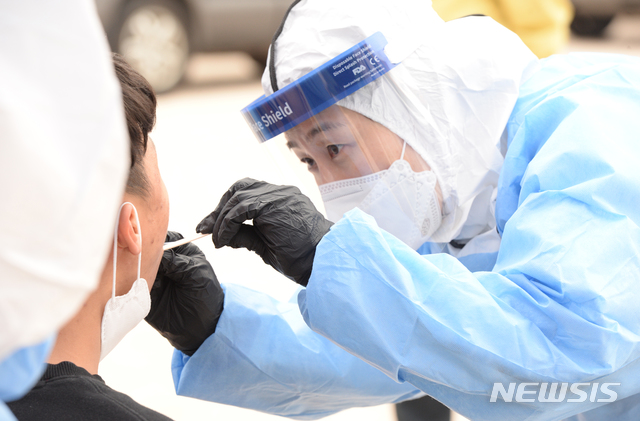 [울산=뉴시스] 배병수 기자 = 울산 북구 고등학교 기숙사 생활하는 학생이 신종 코로나 바이러스 감염증(코로나19) 확진판정을 받은 10일 오전 해당 고등학교 선별진료소에서 학생이 코로나19 검사를 받고 있다. 2020.12.10.  bbs@newsis.com 