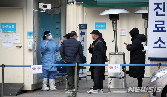 [서울=뉴시스]김선웅 기자 = 국내 코로나19 신규 확진자 수가 682명으로 나타난 10일 서울 중랑구 서울의료원 내 코로나19 선별진료소에서 의료진이 검사 안내를 하고 있다. 2020.12.10. mangusta@newsis.com