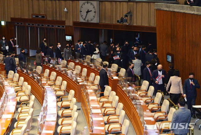 [서울=뉴시스] 전진환 기자 = 국민의힘 의원들이 10일 국회에서 열린 본회의에서 고위공직자범죄수사처 설치 및 운영에 관한 법률 일부개정법률안(공수처법)이 가결되자 본회의장에서 퇴장학 있다. (공동취재사진) 2020.12.10. photo@newsis.com