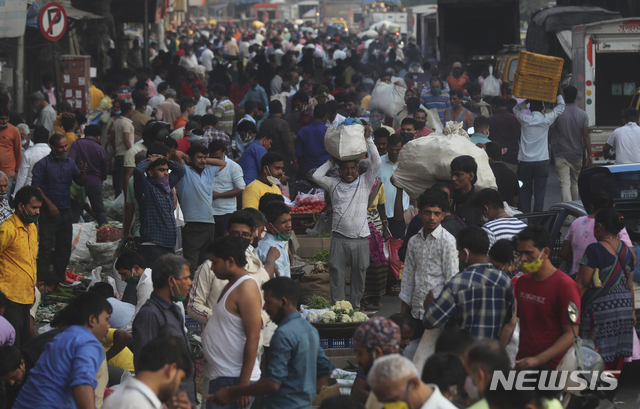 [뭄바이=AP/뉴시스]10일(현지시간) 인도 뭄바이의 한 시장에서 시민들이 채소를 사고 있다. 2020.12.10.