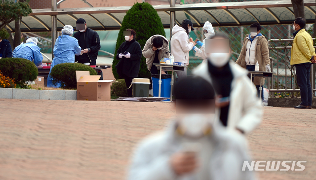 [광주=뉴시스] 류형근 기자 = 지난 10일 오후 광주 광산구 한 고등학교에서 방역당국이 학생과 교직원을 대상으로 신종 코로나바이러스 감염증(코로나19) 전수검사를 실시하고 있다. 2020.12.10.  hgryu77@newsis.com