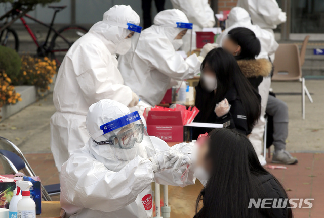 [광주=뉴시스] 류형근 기자 = 10일 오후 광주 광산구 한 고등학교에서 방역당국이 학생과 교직원을 대상으로 신종 코로나바이러스 감염증(코로나19) 전수검사를 실시하고 있다. 2020.12.10. hgryu77@newsis.com