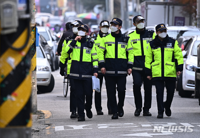 [안산=뉴시스] 김종택기자 = 미성년자 성폭행범 조두순(68) 출소를 이틀 앞둔 10일 오후 경기도 안산시 단원구 한 주택가에서 경찰이 순찰을 강화하고 있다. 2020.12.10. jtk@newsis.com