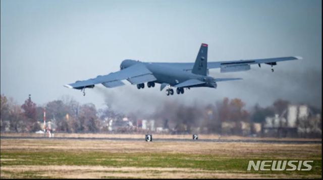 [서울=뉴시스]미국이 이란에 대한 무력 시위 차원에서 장거리 전략 폭격기인 B-52H 2대를 걸프만(이란명 페르시아만)에 출격시켰다. 사진은 지난 9일(현지시간) 미 루이지애나주 박스데일 공군기지를 이륙하는 B-52H (사진 = 미 중부군 사령부 홈페이지 갈무리) 2020.12.11