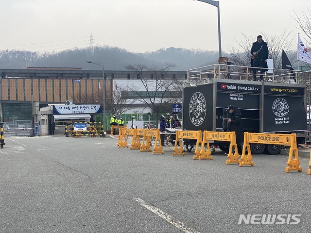 [서울=뉴시스] 이기상 기자 = 11일 일부 단체가 오는 12일 조두순이 출소하는 서울 구로구 남부교도소 앞에서 시위를 진행하고 있다. 2020.12.11. wakeup@newsis.com 