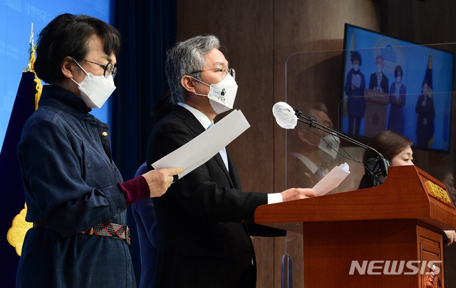 [서울=뉴시스] 전진환 기자 = 최강욱 열린민주당 대표가 11일 국회 소통관에서 검찰청법-법원조직법 일부개정법률안 대표 발의 기자회견을 갖고 있다. (공동취재사진) 2020.12.11. photo@newsis.com