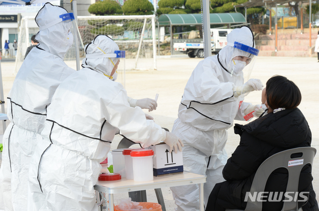 [울산=뉴시스] 배병수 기자 = 울산 중구 초등학교 학생이 신종 코로나 바이러스 감염증(코로나19) 확진판정을 받은 11일 오전 해당 초등학교 선별진료소에서 학생이 코로나19 검사를 받고 있다. 2020.12.11. bbs@newsis.com