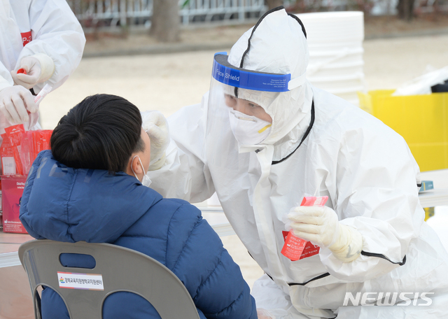 [울산=뉴시스] 배병수 기자 = 울산 중구 초등학교 학생이 신종 코로나 바이러스 감염증(코로나19) 확진판정을 받은 11일 오전 해당 초등학교 선별진료소에서 학생이 코로나19 검사를 받고 있다. 2020.12.11. bbs@newsis.com