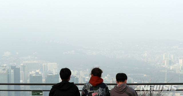 [서울=뉴시스] 이영환 기자 = 서울의 미세먼지와 초미세먼지가 나쁨 상태를 보이며 초미세먼지 주의보가 발령된 지난 11일 오후 서울 용산구 남산공원에서 바라본 도심이 뿌옇다. 2020.12.11. 20hwan@newsis.com