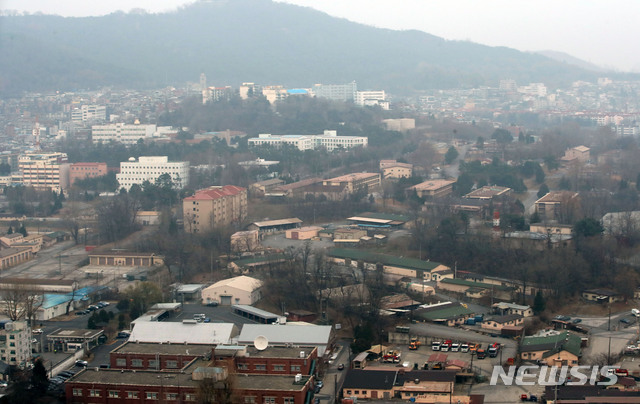 [서울=뉴시스]박주성 기자 = 정부는 11일 미국과 제201차 주한미군지위협정(SOFA) 합동위원회를 화상으로 열고 11개 미군기지와 용산기지 2개 구역 등 모두 12개 기지를 반환받기로 했다고 밝혔다. 반환되는 서울 지역 내 장소는 극동공병단(중구), 캠프 킴(용산구), 용산기지 2개 구역(용산구), 니블로배럭스(용산구), 서빙고부지(용산구), 8군 종교휴양소(용산구) 등 6곳이며 서울 밖 지역 중 반환 장소는 대구 남구 캠프 워커 헬기장, 경기 하남시 성남골프장, 경기 의정부시 캠프 잭슨, 경기 동두천시 캠프 모빌 일부, 경북 포항시 해병포항파견대, 강원 태백시 필승 사격장 일부 등 6곳이다. 사진은 11일 반환되는 용산 미군기지 전경 모습. 2020.12.11. park7691@newsis.com