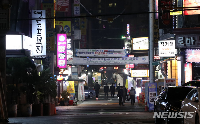 [서울=뉴시스] 박주성 기자 = 사회적거리두기 2.5단계로 격상했지만 여전히 확산세가 꺾기지 않고 있는 가운데 11일 오후 서울 영등포 먹자골목이 한산한 모습을 보이고 있다. 2020.12.11. park7691@newsis.com