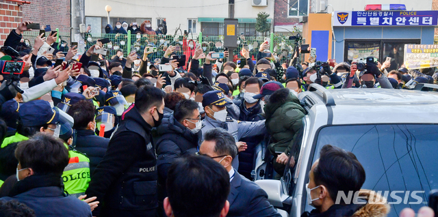 [안산=뉴시스] 김종택기자 = 아동 성폭행 혐의로 징역 12년을 교도소에서 복역해 출소한 조두순(68)이 12일 오전 경기도 안산시 자신의 거주지로 들어가고 있다. 2020.12.12. jtk@newsis.com