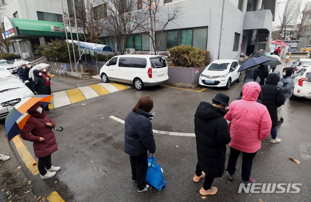 [서울=뉴시스] 이윤청 기자 = 서울 강서구 소재 성석교회발 신종 코로나바이러스 감염증(코로나19) 확진자가 총 140명으로 집계된 13일 서울 강서구 보건소에서 시민들이 코로나19 검사를 대기하고 있다. 2020.12.13. radiohead@newsis.com