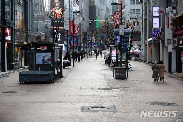 [서울=뉴시스]김선웅 기자 = 1030명의 신규 코로나19 확진자가 발생한 13일 서울 중구 명동거리가 비교적 한산한 모습이다. 2020.12.13. mangusta@newsis.com