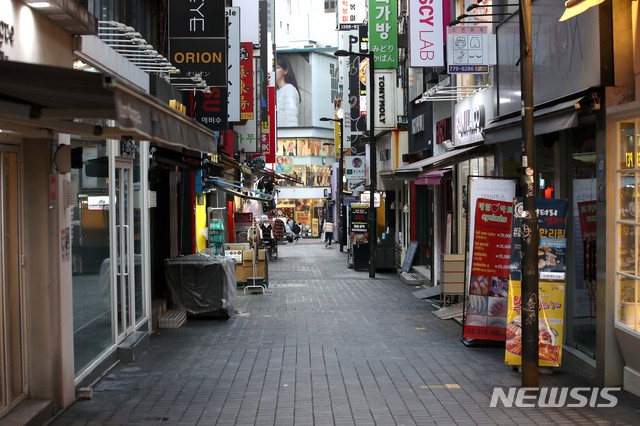 [서울=뉴시스]김선웅 기자 = 1030명의 신규 코로나19 확진자가 발생한 지난 13일 서울 중구 명동거리가 비교적 한산한 모습이다. 2020.12.13. mangusta@newsis.com