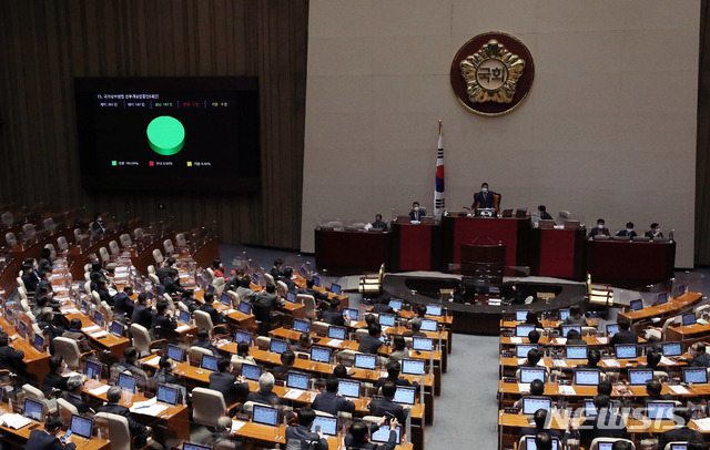 [서울=뉴시스] 최동준 기자 = 지난 13일 국회 본회의에서 국가정보원법 전부개정법률안이 재석 187인, 찬성 187인으로 통과되고 있다. (공동취재사진) 2020.12.13. photo@newsis.com