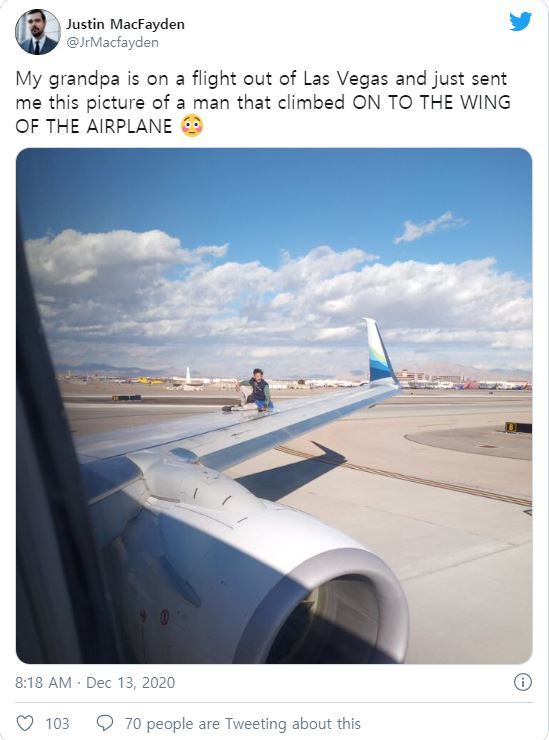[서울=뉴시스]미 라스베이거스의 매커런 국제공항에서 12일(현지시간) 한 남성이 이륙을 준비하고 있던 항공기 날개에 올라타 비행기 출발이 4시간 넘게 지연되는 소동이 빚어졌다고 CNN이 보도했다. <사진 출처 : 트위터 캡처> 2020.12.14