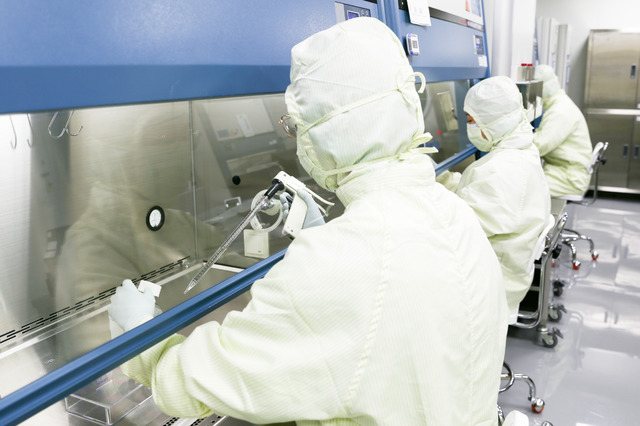 [서울=뉴시스] 차바이오랩 연구원이 GMP 내 제조실에서 세포치료제를 배양 및 제조하고 있다.(사진=차바이오랩 제공)