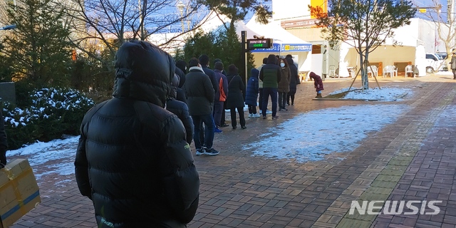 [고양=뉴시스] 이호진 기자 = 14일 고양시 일산동구 일산역 앞 광장에 설치된 임시선별검사소에서 보건소 직원들이 검체 채취를 준비하고 있다. 2020.12.14. asake@newsis.com