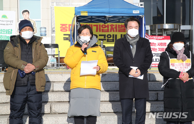 [서울=뉴시스] 전진환 기자 = 정의당 강은미 원내대표가 14일 오전 서울 여의도 국회 본청 앞 농성장에서 열린 대표단회의에서 발언하고 있다. 왼쪽부터 이상진 민주노총 부위원장, 강 원내대표, 김종철 대표, 고 김용균씨 모친 김미숙 김용균 재단이사장. 2020.12.14(공동취재사진) 2020.12.14. photo@newsis.com