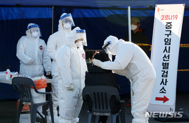 [서울=뉴시스] 고범준 기자 = 신종 코로나바이러스 감염증(코로나19) 확산에 대응 대규모 선제 진단검사를 실시하기 위해 수도권 150여곳에서 임시선별진료소 운영을 시작한 14일 오전 서울역 광장에 마련된 임시선별진료소에서 의료진들이 분주히 움직이고 있다. 202012.14. bjko@newsis.com