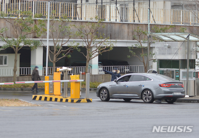 [서귀포=뉴시스] 우장호 기자 = 제주영어교육도시에서 코로나19 확진자가 나온 가운데 14일 오후 제주 서귀포시 대정읍 제주영어교육도시의 국제학교 주변에 긴장감이 감돌고 있다. 2020.12.14. woo1223@newsis.com