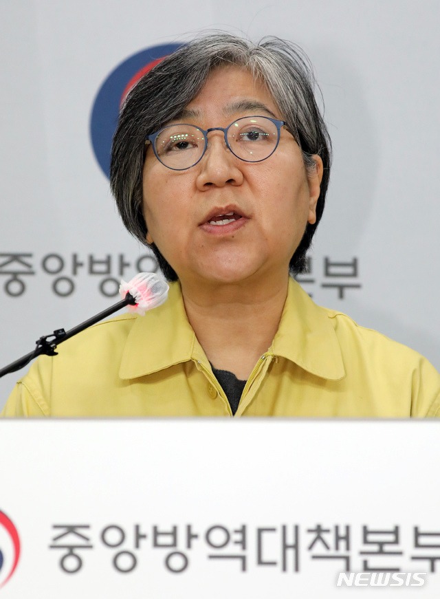 [청주=뉴시스]강종민 기자 = 정은경 질병관리청장(중앙방역대책본부장)이 14일 오후 충북 청주 질병관리청에서 코로나19 중앙방역대책본부 브리핑을 하고 있다.  정 청장은 이달 초 낙상으로 인한 어깨 골절 부상으로 입원 치료한 뒤 약 2주만에 브리핑 단상에 섰다. (공동취재사진) 2020.12.14.  photo@newsis.com