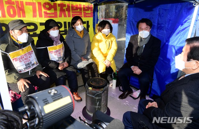 [서울=뉴시스] 전진환 기자 = 박병석 국회의장이 14일 국회 본청 앞 중대재해기업처벌법 제정 촉구 정의당 단식농성장에서 강은미 정의당 원내대표, 고 김용균씨 모친 김미숙 김용균재단 이사장, 고 이한빛 PD 부친 이용관 씨와 김종철 정의당 대표, 심상정 의원 등을 만나 대화하고 있다. (공동취재사진) 2020.12.14. photo@newsis.com