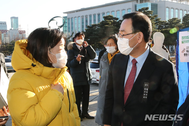 [서울=뉴시스] 전진환 기자 = 국민의힘 주호영 원내대표가 14일 국회 본관 앞에서 중대재해기업처벌법 제정을 촉구하며 단식 농성장을 방문한 뒤 정의당 심상정 의원과 대화하고 있다. (공동취재사진) 2020.12.14. photo@newsis.com