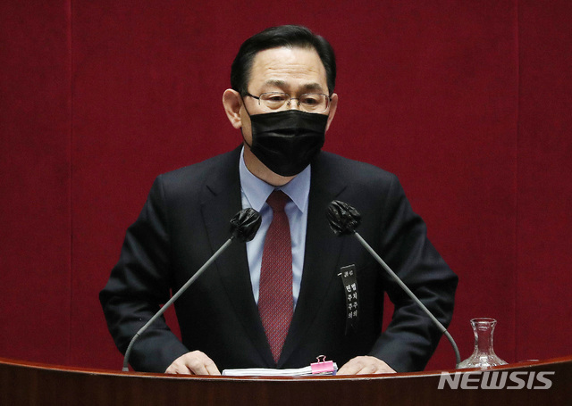 [서울=뉴시스]전진환 기자 = 주호영 국민의힘 원내대표가 14일 서울 여의도 국회에서 열린 본회의에서 남북관계발전에 관한 법률 일부개정안(대북전단금지법 개정안)에 대한 무제한 토론(필리버스터) 종결 찬반 투표를 앞두고 발언을 하고 있다. 주 원내대표는 여야 합의로 투표 전 발언기회를 얻었다. (공동취재사진) 2020.12.14. photo@newsis.com