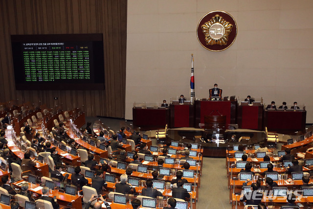 [서울=뉴시스] 전진환 기자 = 14일 서울 여의도 국회에서 열린 본회의에서 남북관계발전에 관한 법률 일부개정안(대북전단금지법 개정안)이 재석187인 찬성187인으로 통과되고 있다.  (공동취재사진) 2020.12.14. photo@newsis.com