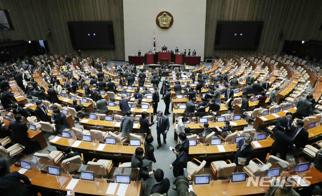 [서울=뉴시스] 전진환 기자 = 14일 서울 여의도 국회에서 열린 본회의가 산회 후 의원들이 본회의장을 나서고 있다. (공동취재사진) 2020.12.14. photo@newsis.com