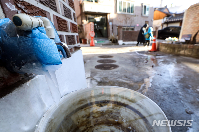 [서울=뉴시스] 이윤청 기자 = 전국 대부분 지역에 한파특보가 발효된 15일 서울 종로구 서촌마을의 한 주택가의 수도꼭지에 고드름이 얼어있다. 2020.12.15. radiohead@newsis.com 