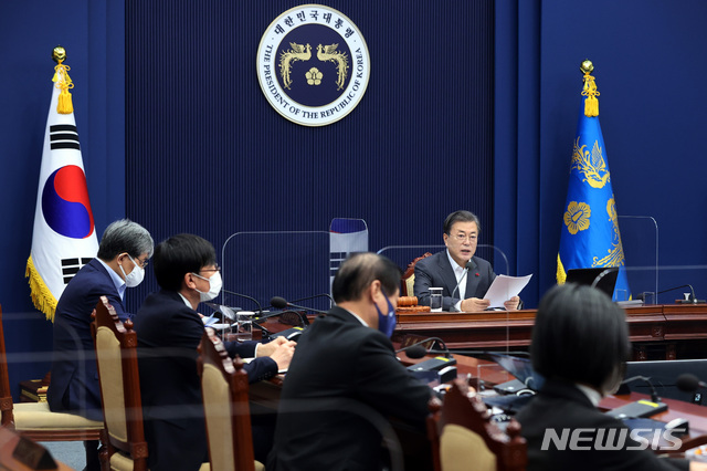 [서울=뉴시스]박영태 기자 = 문재인 대통령이 15일 오전 청와대 여민관에서 열린 국무회의에 참석해 발언하고 있다.2020.12.15. since1999@newsis.com