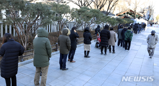 [서울=뉴시스]최진석 기자 = 15일 서울 종로구 탑골공원 앞에 차려진 탑골공원 임시 선별진료소에서 시민들이 코로나19 검사를 받기 위해 줄지어 대기하고 있다. 2020.12.15. myjs@newsis.com