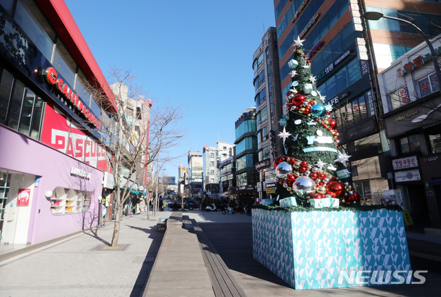 [서울=뉴시스]배훈식 기자 = 신종 코로나바이러스 감염증(코로나19) 확산세가 계속된 15일 오후 서울 서대문구 신촌 거리가 한산한 모습을 보이고 있다. 2020.12.15. dahora83@newsis.com