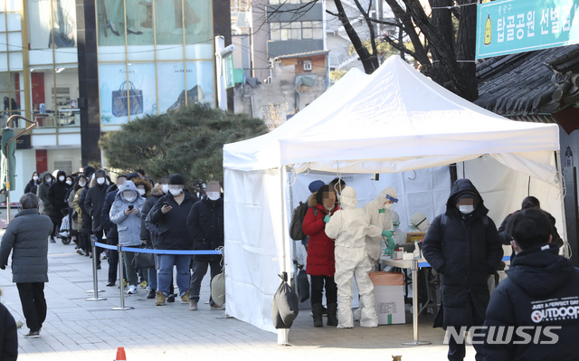 [서울=뉴시스]최진석 기자 = 15일 서울 종로구 탑골공원 앞에 차려진 탑골공원 임시 선별진료소에서 시민들이 코로나19 검사를 받기 위해 줄지어 대기하고 있다. 2020.12.15. myjs@newsis.com