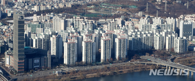 [서울=뉴시스] 고범준 기자 = 롯데월드타워 서울스카이에서 바라본 서울 시내 아파트 단지 모습. 2020.12.15. bjko@newsis.com