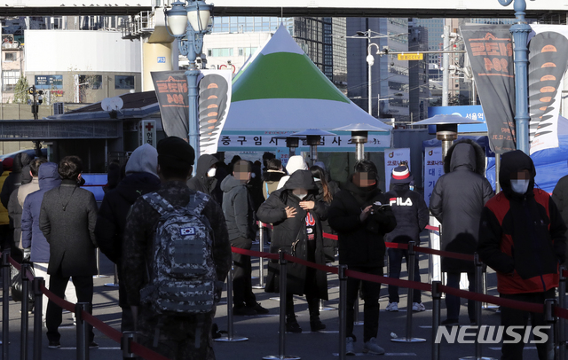 [서울=뉴시스]최진석 기자 = 15일 중구 서울역 광장에 마련된 중구 임시 선별진료소에서 시민들이 코로나19 검사를 받기 위해 줄지어 대기하고 있다. 2020.12.15. myjs@newsis.com