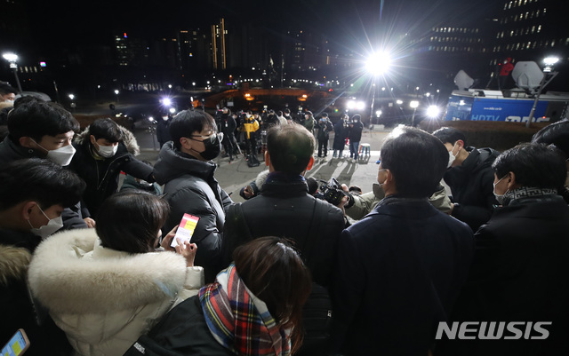 [과천=뉴시스] 김병문 기자 = 윤석열 검찰총장 측 특별변호인 손경식(오른쪽부터), 이석웅, 이완규 변호사가 15일 정부과천청사 법무부에서 열린 윤 총장에 대한 검사징계위원회 2차 심의를 마친 후 취재진 질문에 답하고 있다. (공동취재사진) 2020.12.15. photo@newsis.com