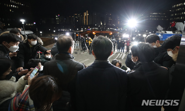 [과천=뉴시스] 김병문 기자 = 윤석열 검찰총장 측 특별변호인 손경식(오른쪽부터), 이석웅, 이완규 변호사가 15일 정부과천청사 법무부에서 열린 윤 총장에 대한 검사징계위원회 2차 심의를 마친 후 취재진 질문에 답하고 있다. (공동취재사진) 2020.12.15. photo@newsis.com